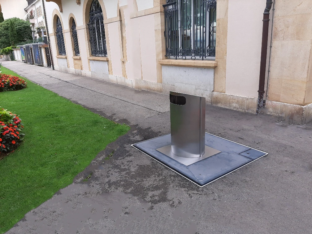 ECOBAC 750 installé au bord d’une allée paysagère