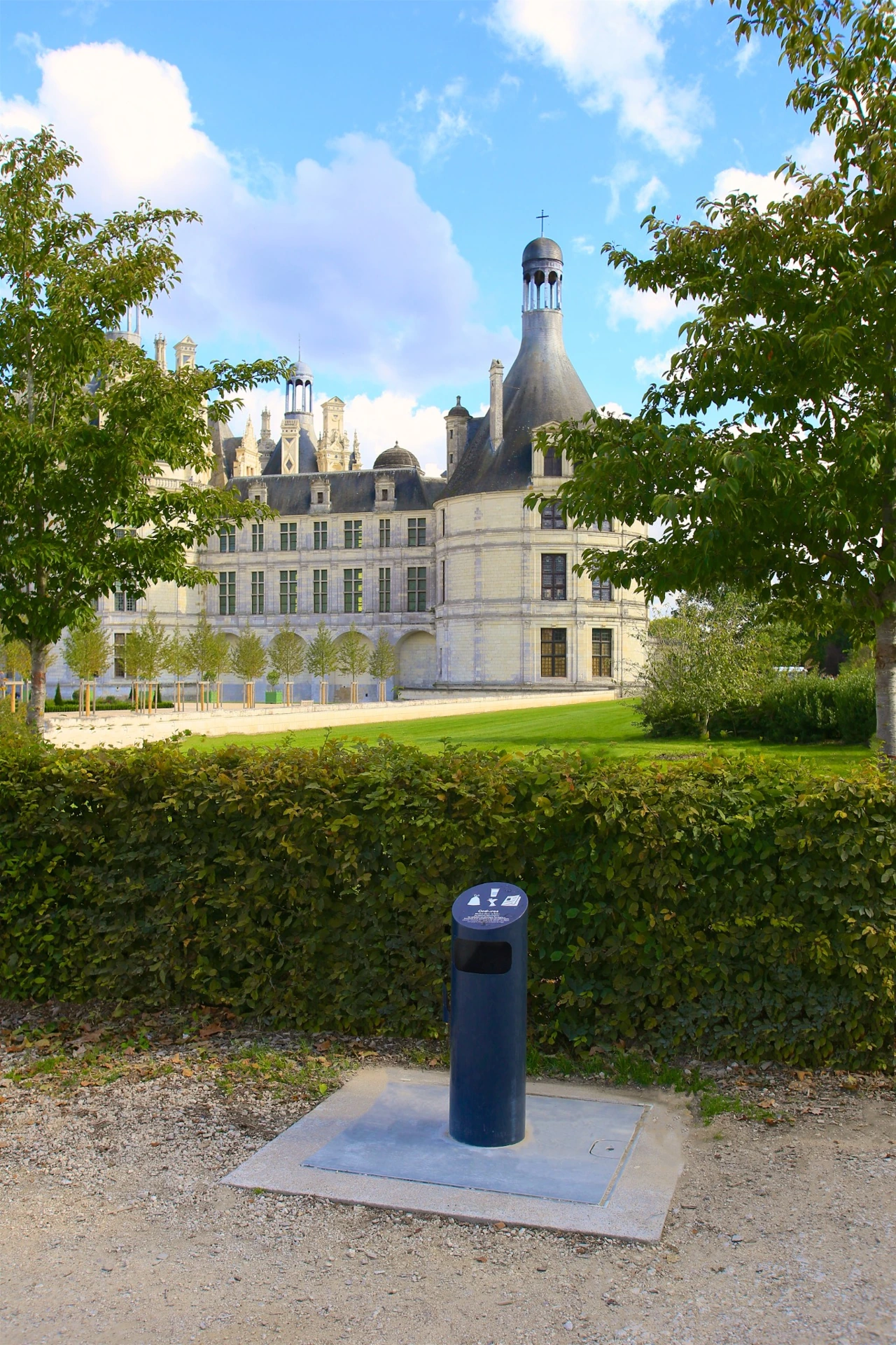 Équipement ECOLLECT devant le château de Chambord, dans un environnement paysager