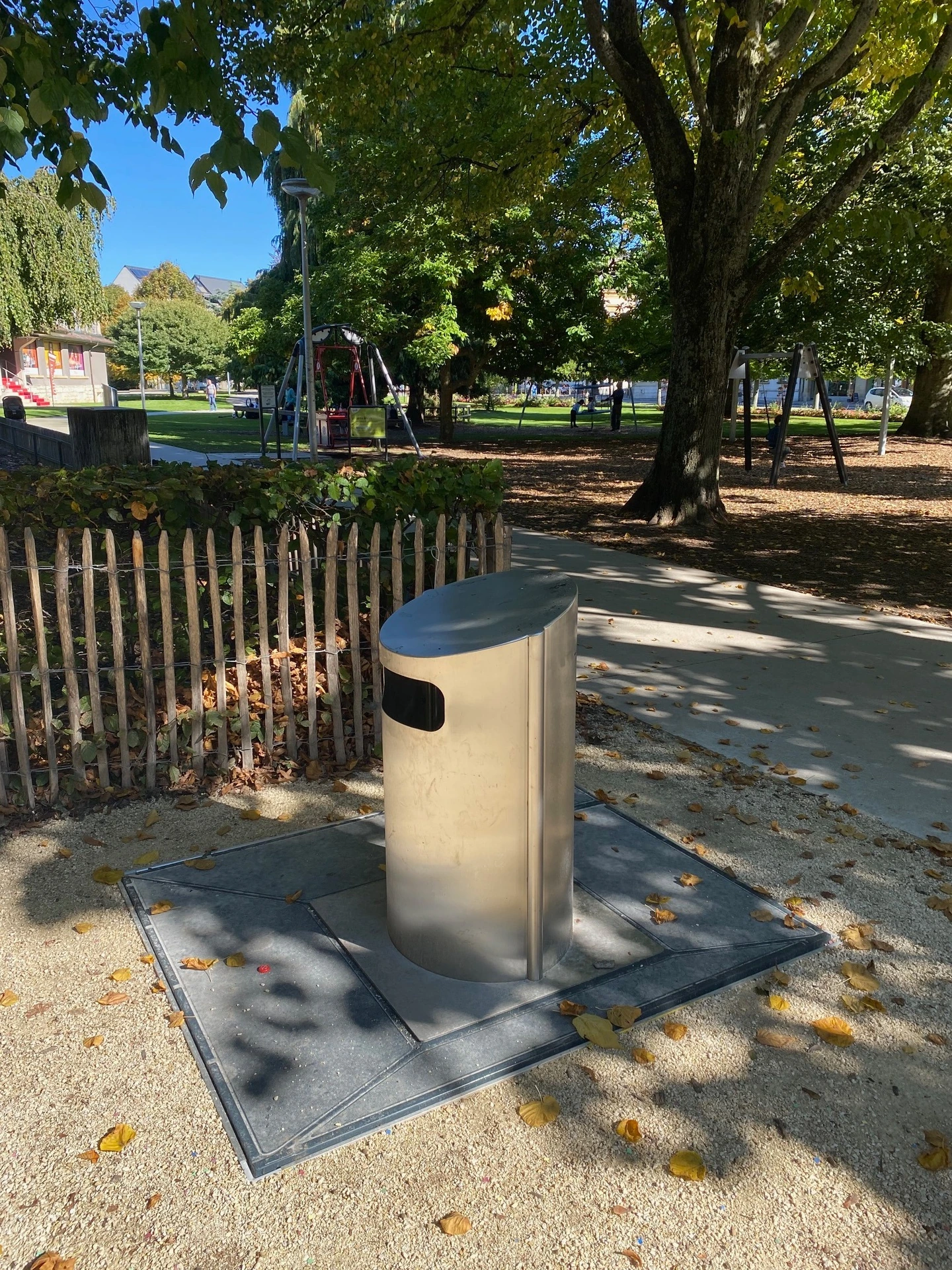 Équipement ECOLLECT dans un parc arboré à Neufchâtel
