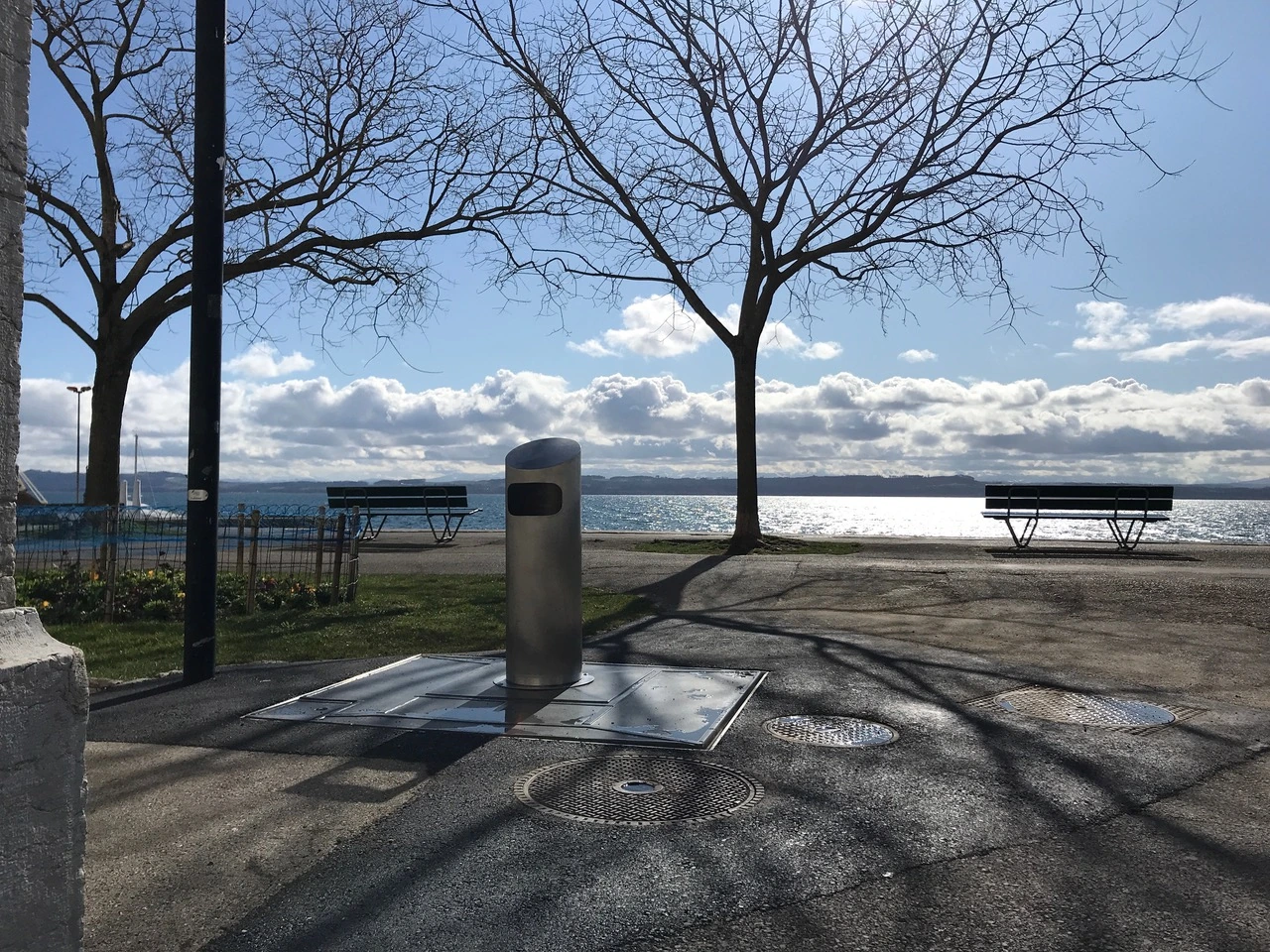 Équipement ECOLLECT sur une promenade arborée au bord de l’eau