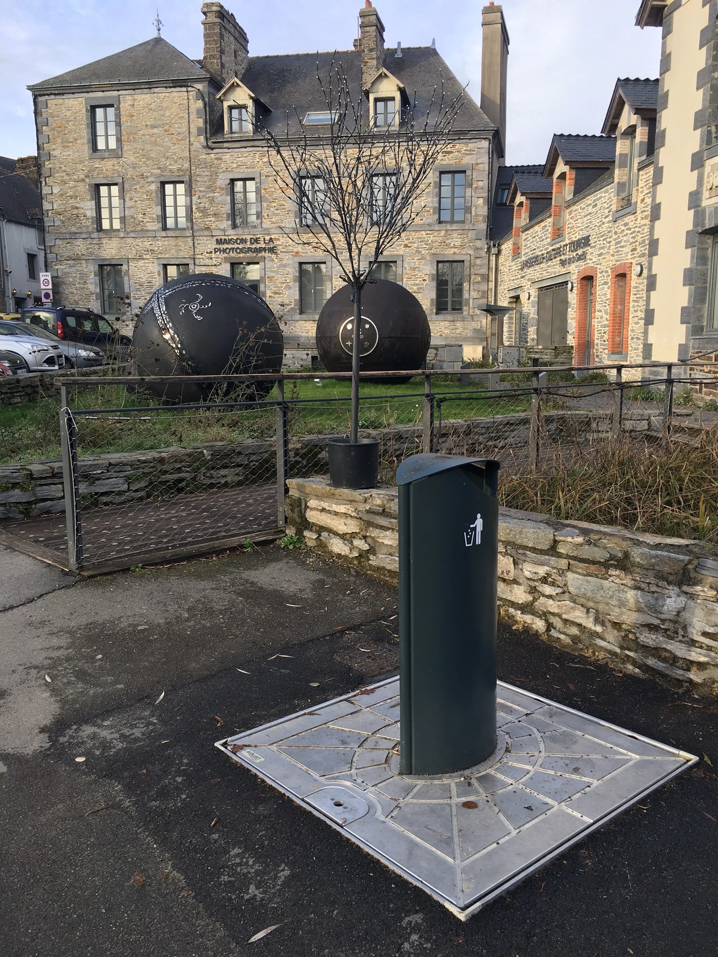 ECOBAC 360 intégré dans un espace paysager Yves Rocher